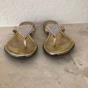 Dezario gold w/crystal heart thongs sz 5